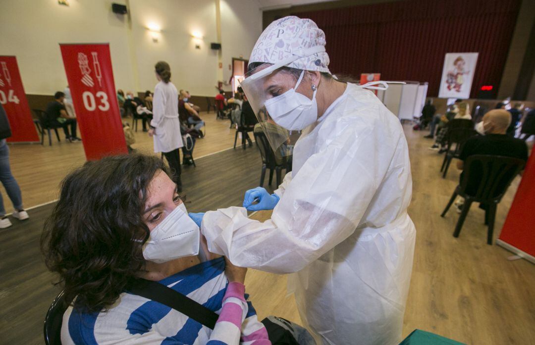 Vacunación masiva en el Museu Faller de Gandia