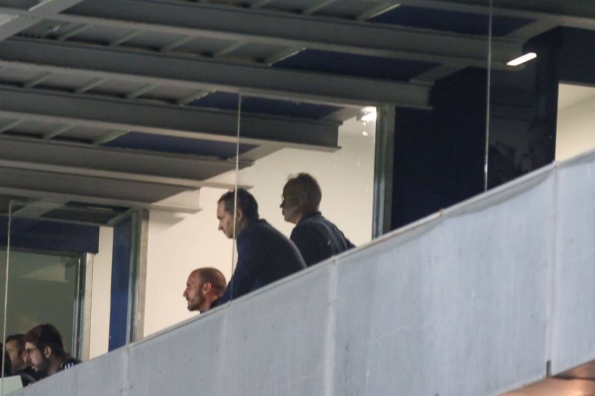 Cervera, sancionado ve el partido desde un palco privado junto a David Navarro y Servando