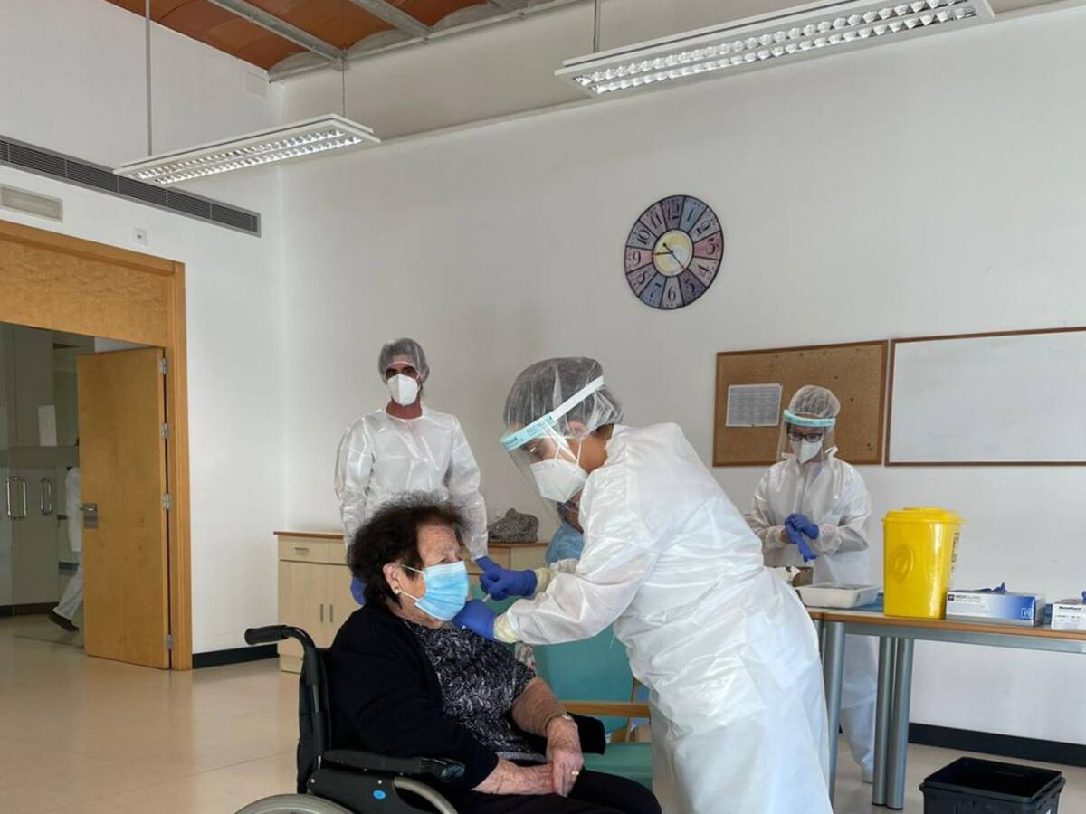 Una mujer de 86 años, primera vecina de Formentera en vacunarse contra el coronavirus