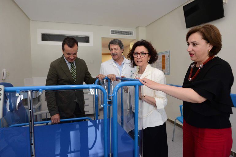 La viceconsejera de Salud, Maria Isabel Baena, inaugura el área de pediatria del Hospital de Motril junto con la delegada del gobierno, Sandra Garcia, el delegado de Salud, Higinio Almagro y el gerente del Hospital motrileño, Francisco Pérez