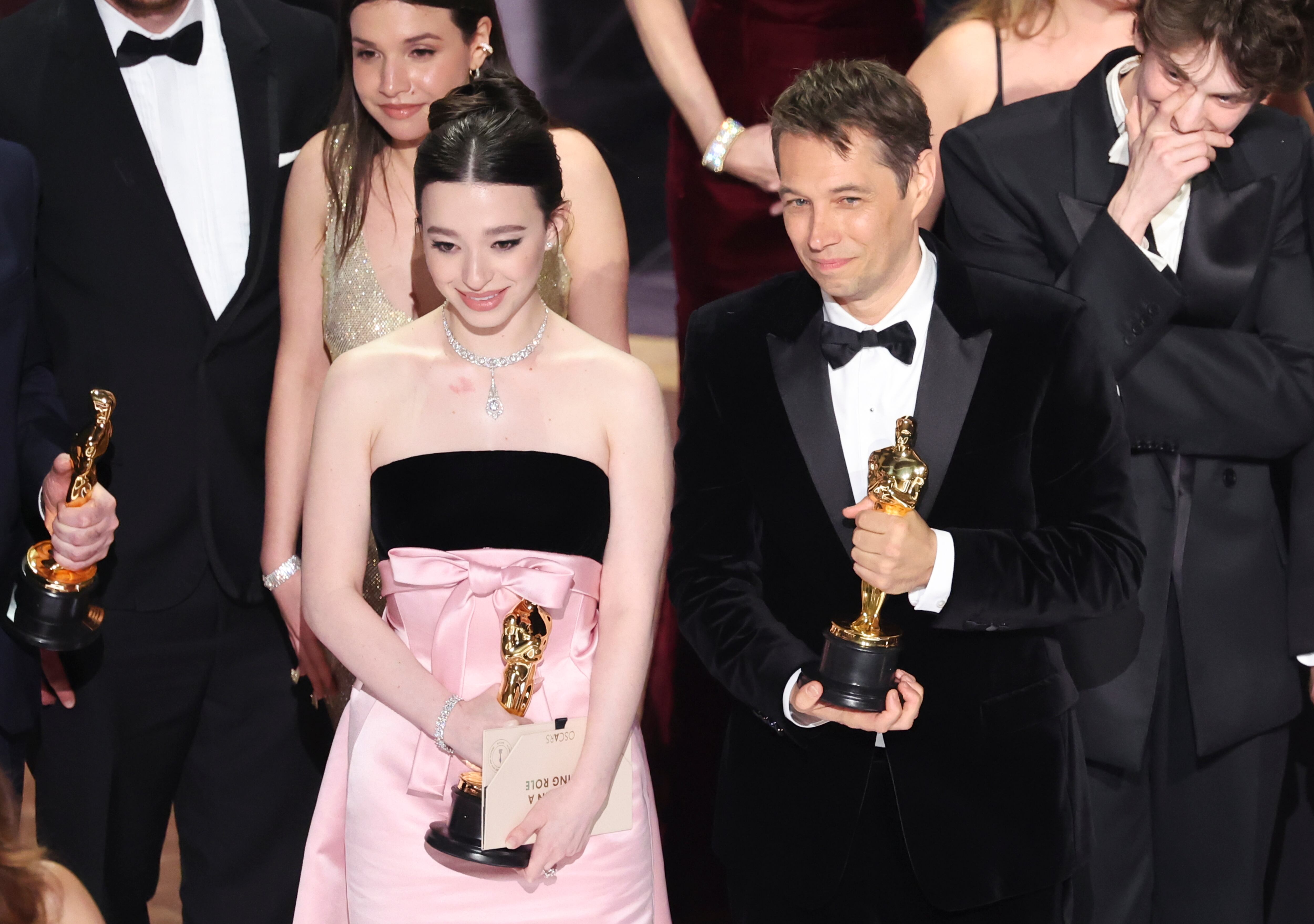 Mikey Madison y Sean Baker con sus respectivos Oscar.