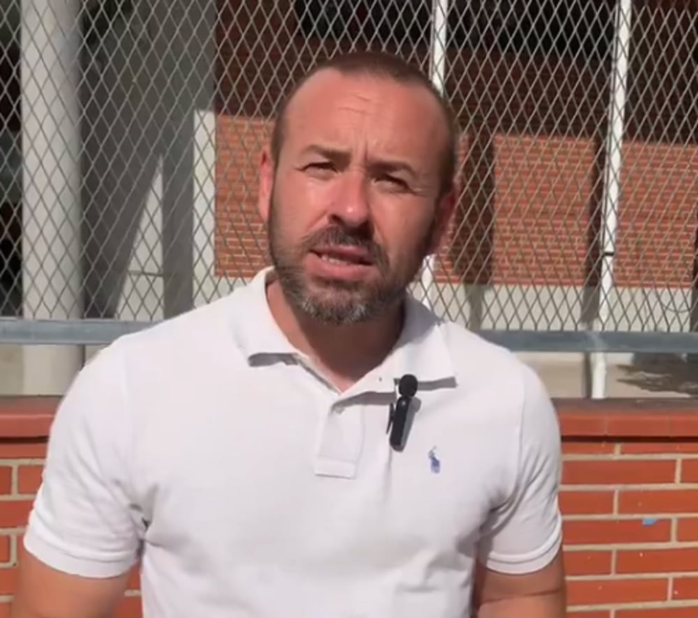 Héctor Carracedo, portavoz del PP de Parla, anuncia en un video, ante los juzgados de la ciudad, la querella contra algunos representantes del Ayuntamiento por supuestas irregularidades en el contrato de los encierros de 2024