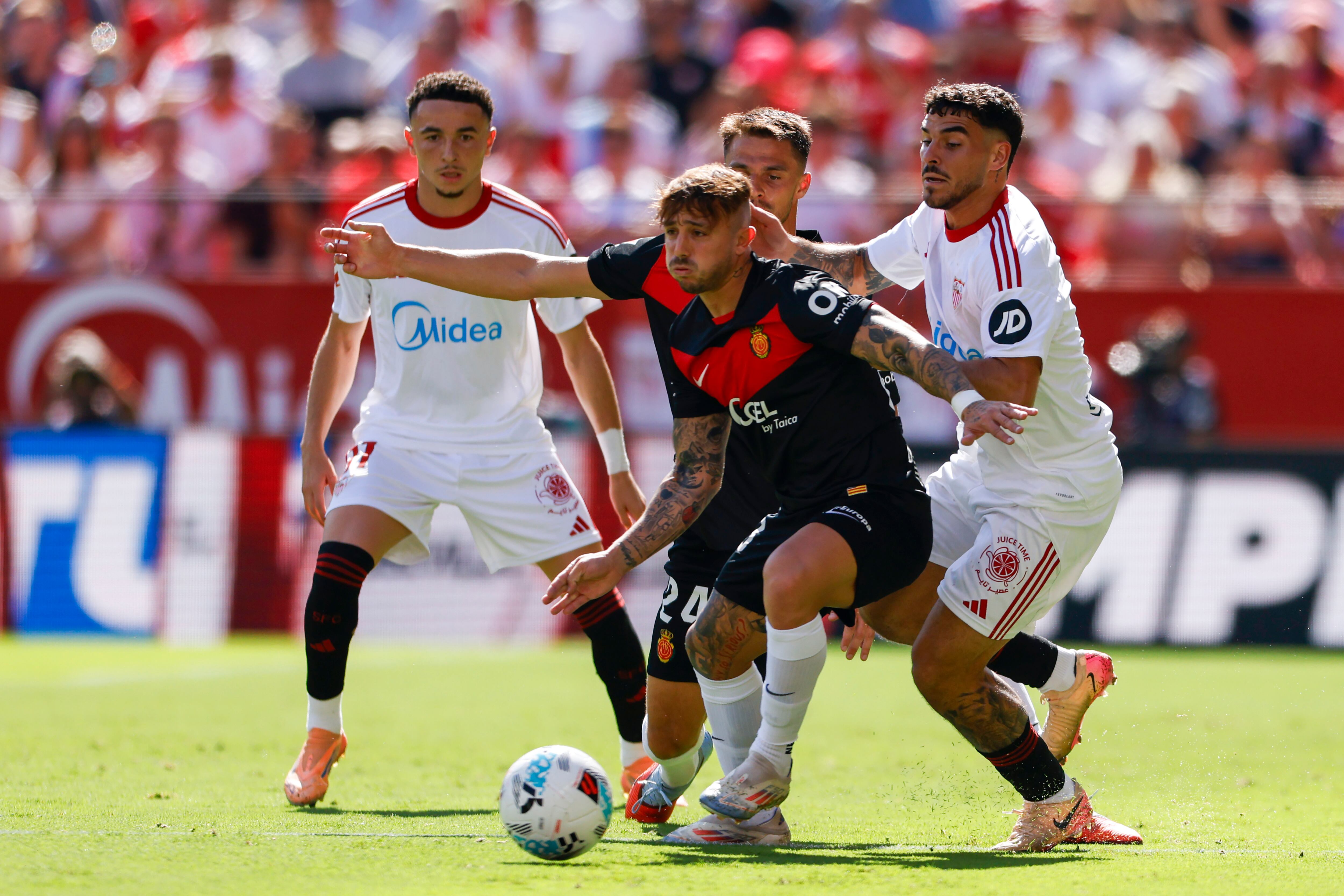 Pablo Maffeo of RCD Mallorca battles for the ball during the La Liga EA Sports match between Sevilla FC and RCD Mallorca at Ramon Sanchez Pizjuan in Seville, Spain, on October 18, 2025. (Photo by Jose Luis Contreras/NurPhoto via Getty Images)