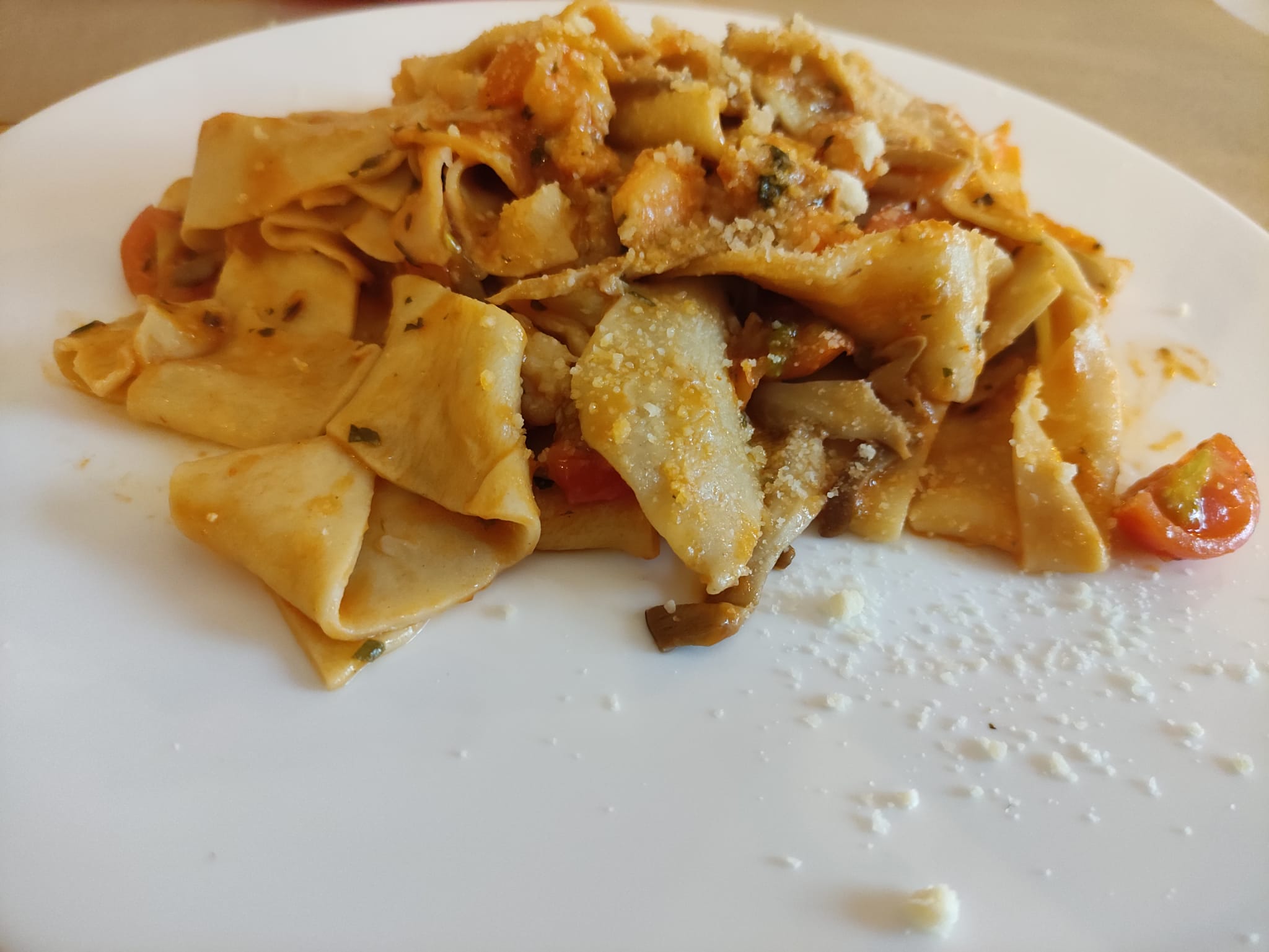 Pappardelle con setas y marisco