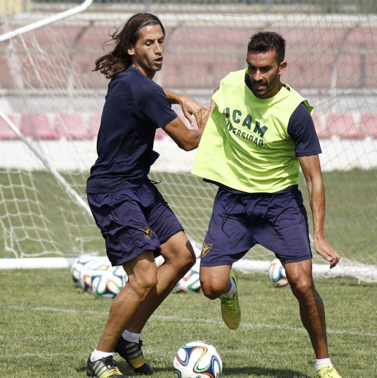 Checa junto a Robles en un entrenamiento