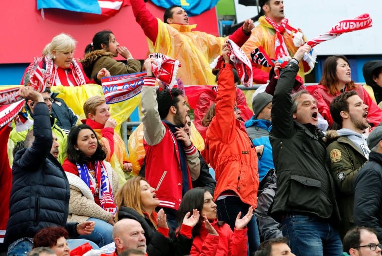 Los aficionados del Sporting celebran en las gradas del Coliseum Alfonso Pérez el gol de Sergio Álvarez.