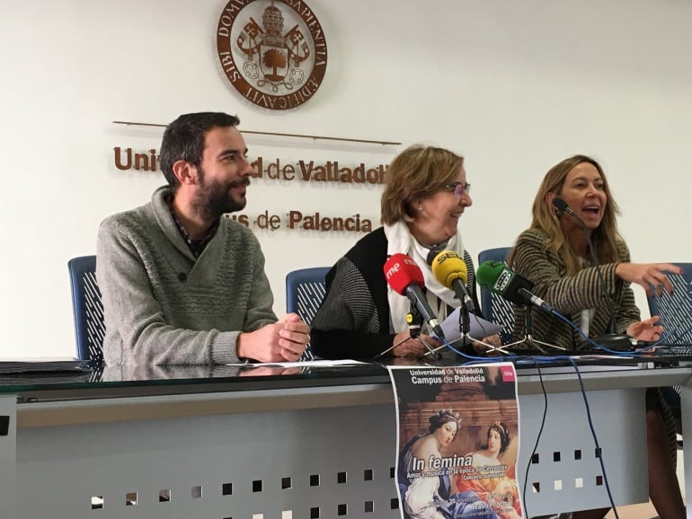 La vicerrectora del Campus de la UVA en Palencia, Mercedes Sánchez Báscones (c); el director del Grupo de Música Antigua de la UVA, Ignacio Nieto Miguel, y la concejala de Cultura del Ayuntamiento, Carmen Fernández Caballero.