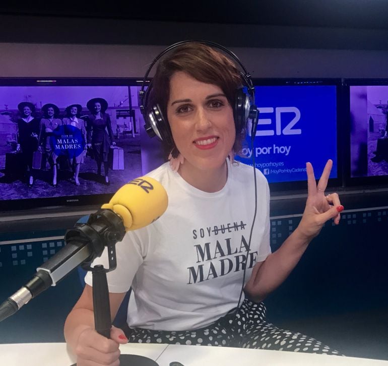 La fundadora del Club Malasmadres, Laura Baena en los estudios de la Cadena SER.