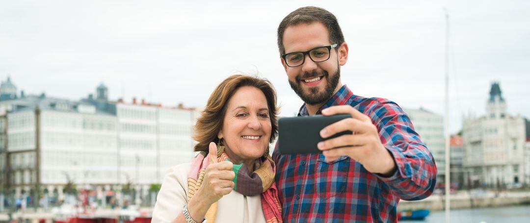 Dos turistas se hacen una foto en A Coruña