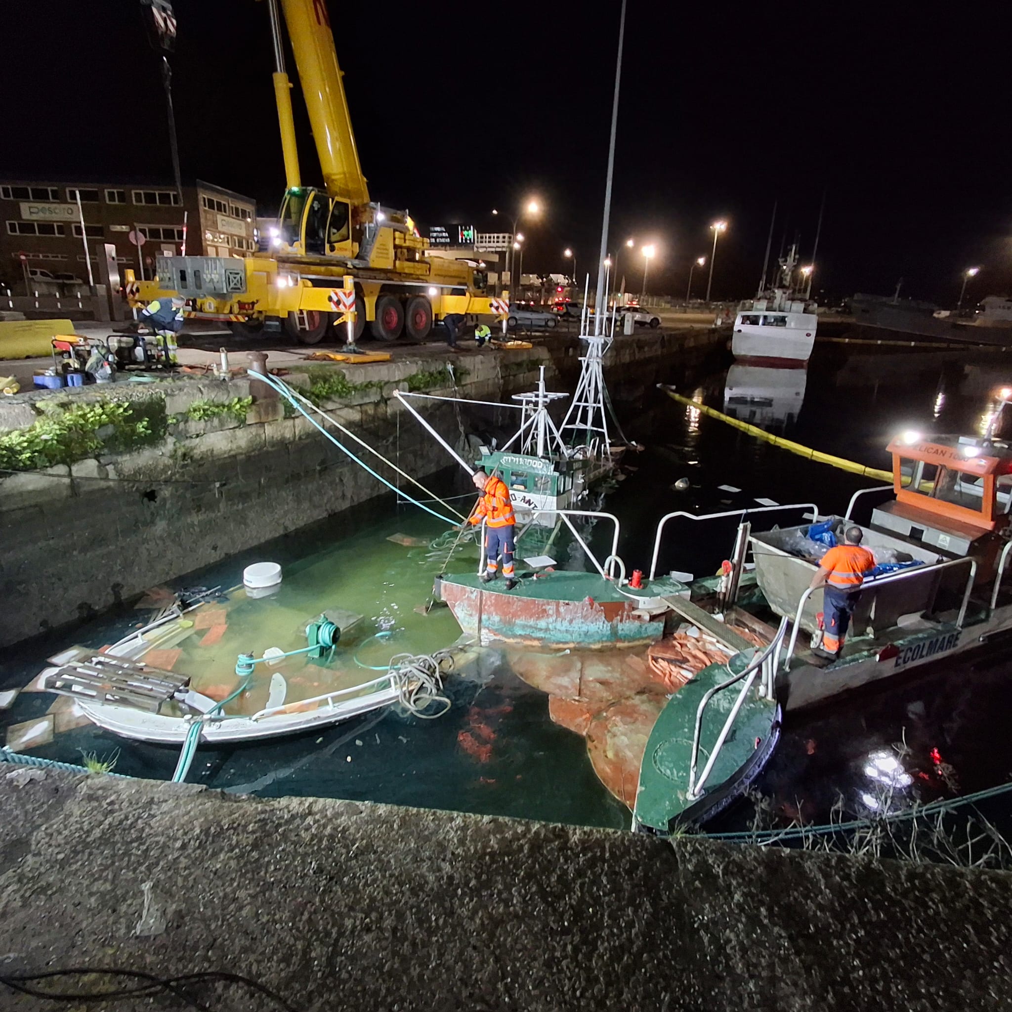 Barco pesquero hundido en la dársena de Bouzas en Vigo