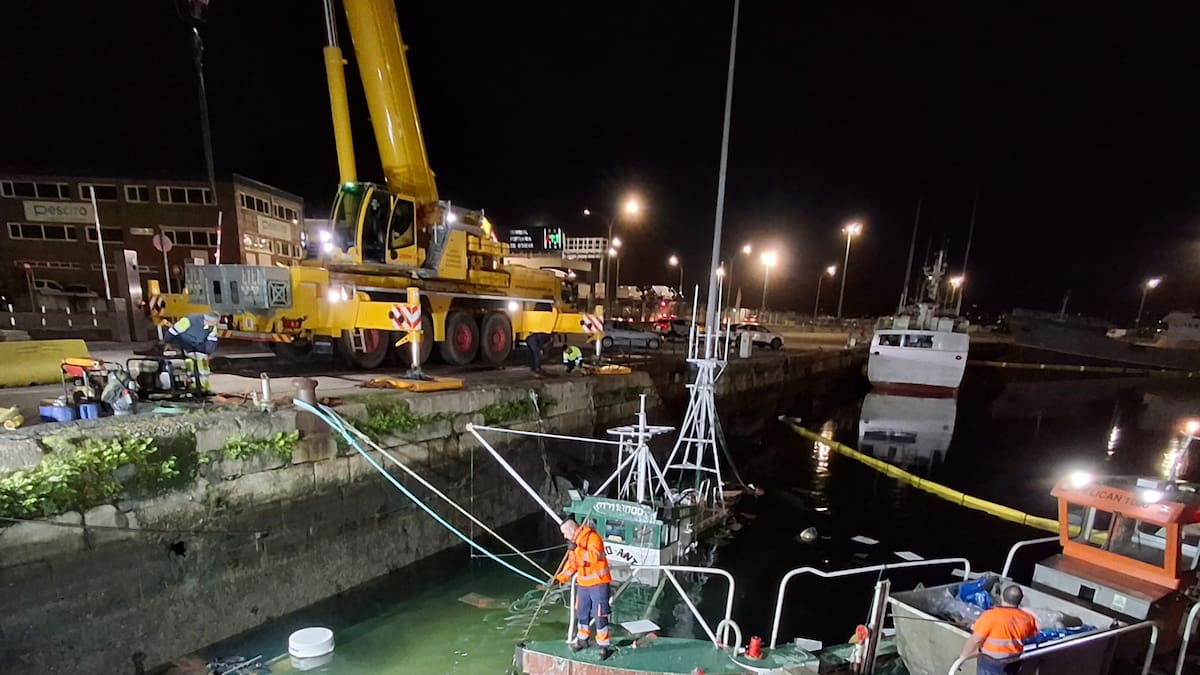 Se hunde un pesquero abandonado en la dársena de Bouzas