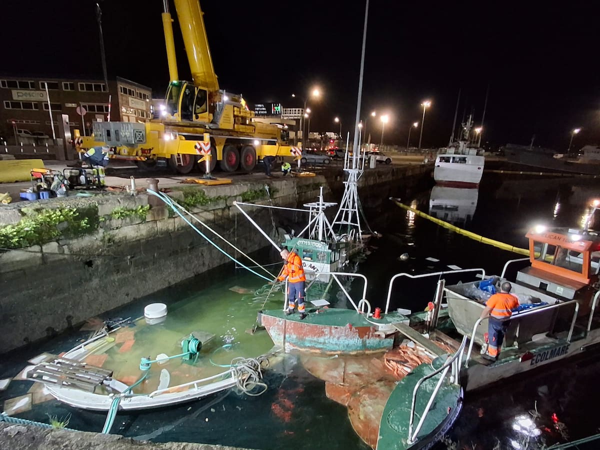 Se hunde un pesquero abandonado en la dársena de Bouzas
