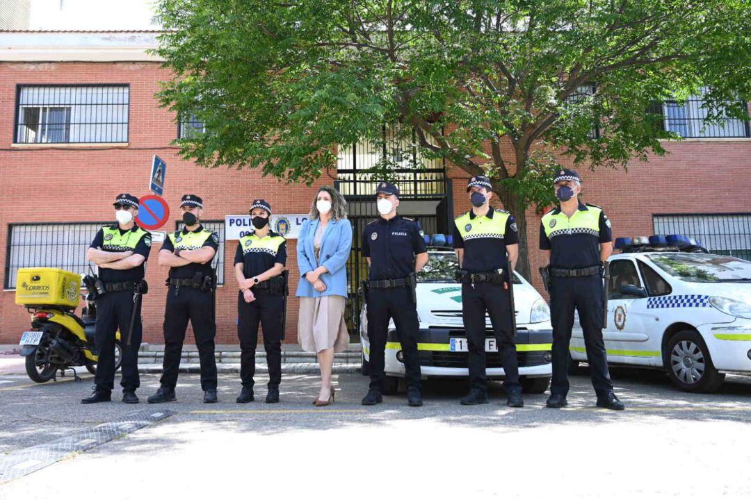 Mayte López, en el centro de la imagen, posa con miembros de la Policía Local.