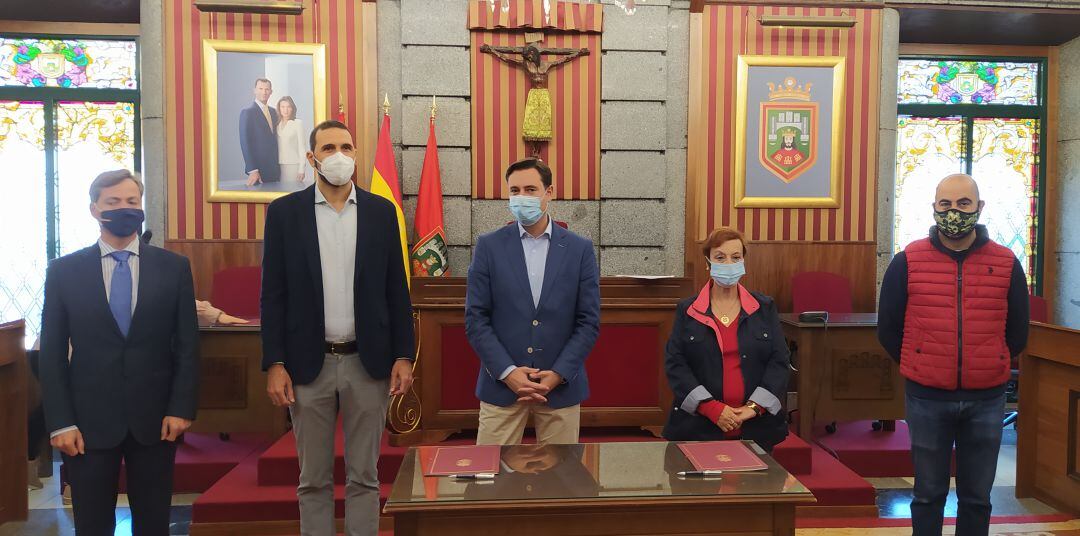 Firma del acuerdo entre el Ayuntamiento de Burgos y los vecinos de San Cristóbal para ejecutar las obras de la tercera fase de rehabilitación del barrio