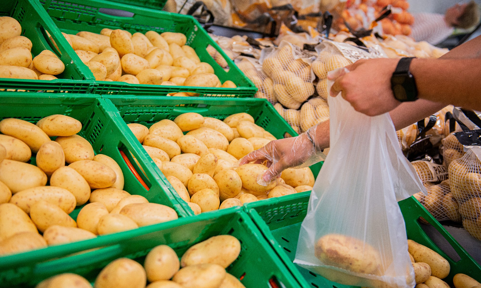 Detalle de la sección de fruta y verdura de un supermercado Mercadona