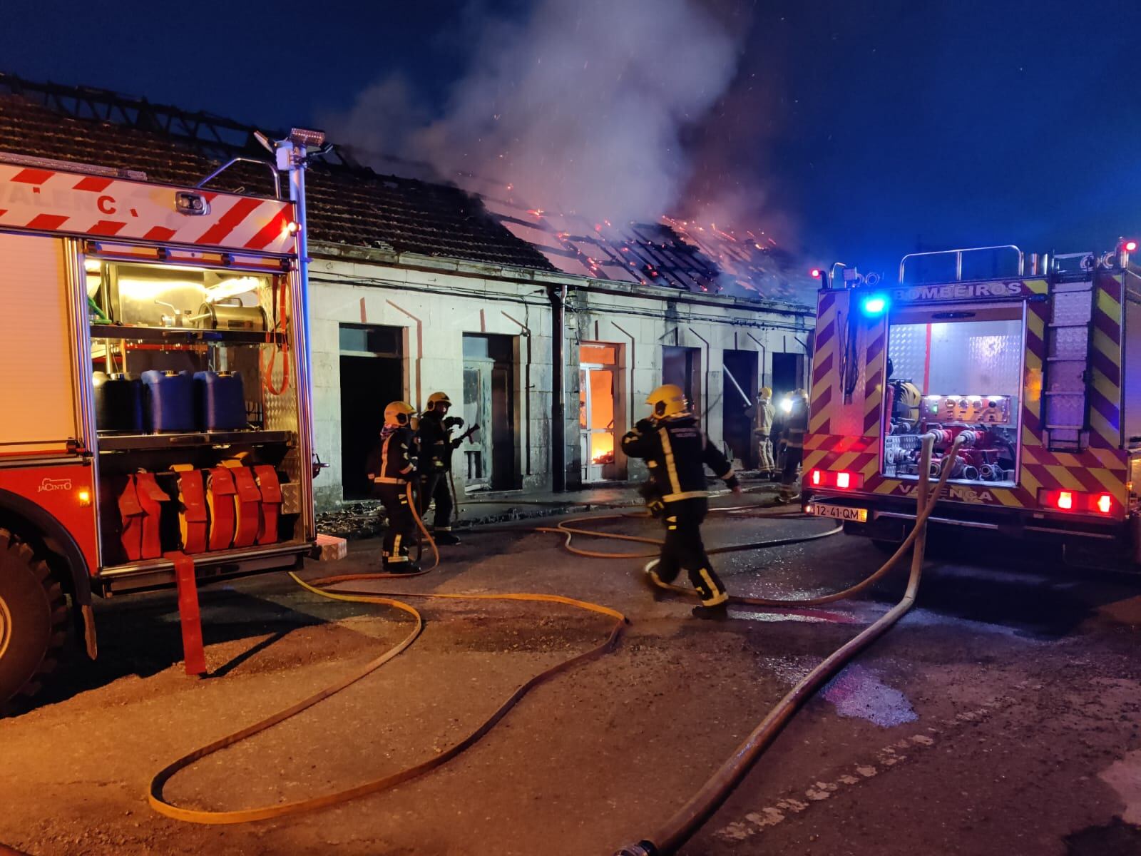 Bomberos actuando en un incendio en viviendas abandonadas en la Avenida Portugal de Tui