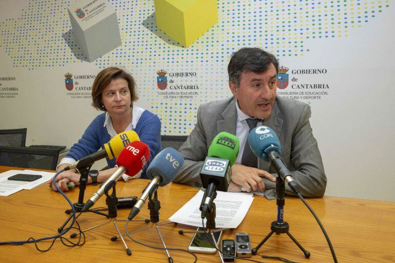 El consejero de Educación, Francisco Fernández Mañanes y la directora general de Formación Profesional y Educación Permanente Mº Jesús Reimat.