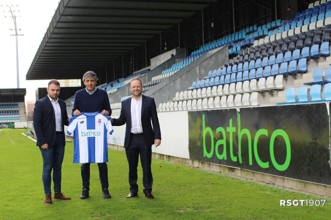 Mateo García (centro) posa junto a Asier Canales y Tomás Bustamante