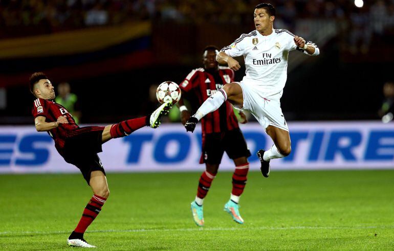 Cristiano pelea por el balón