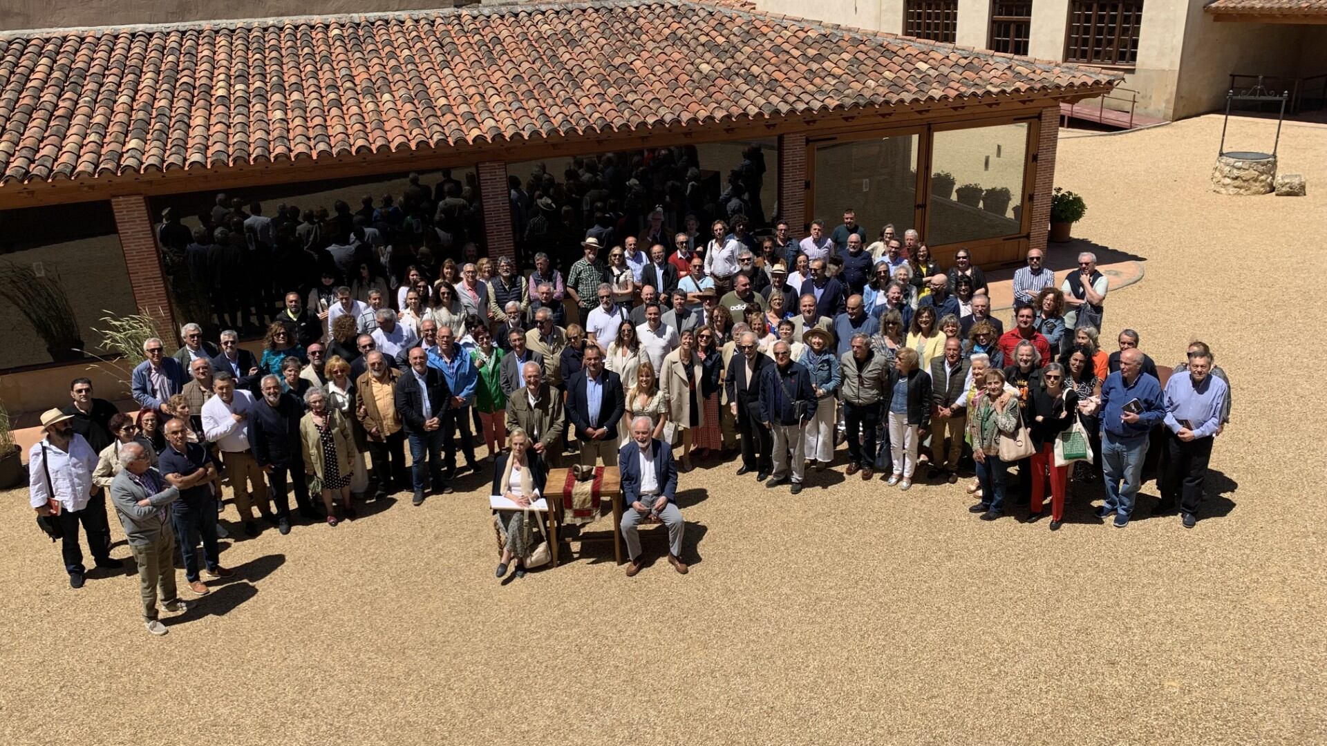Juan Pedro Aparicio acompañado de los asistentes a su homenaje en Gordoncillo