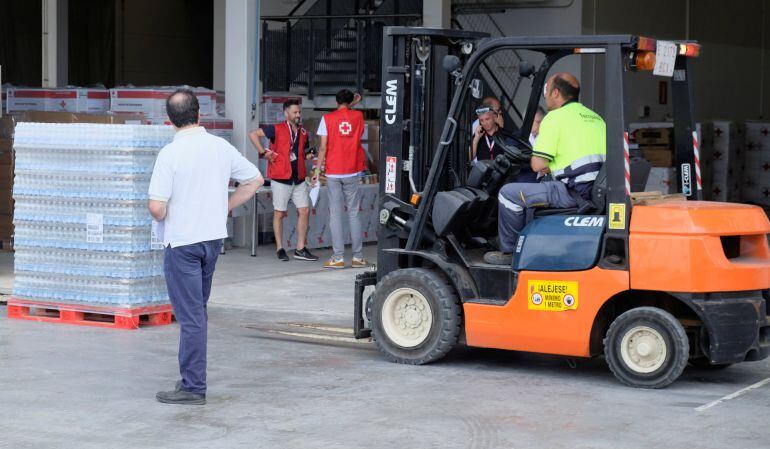 Voluntarios esperan la llegada del Barco 'Aquarius' en Valencia.