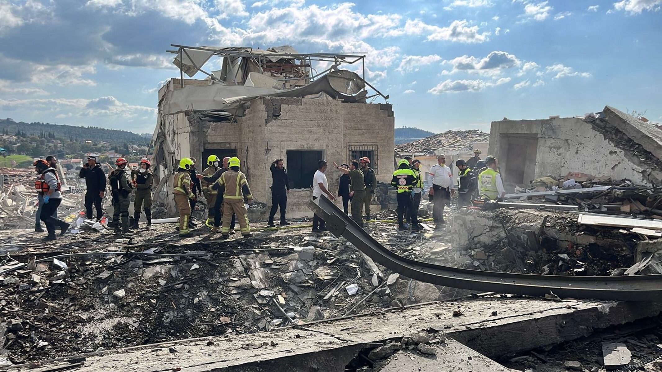 JERUSALÉN, 01/03/2026.- Ocho personas murieron tras el impacto de un misil iraní en la localidad israelí de Beit Shemesh, cerca de Jerusalén, según la última información del servicio de búsqueda y rescate israelí Zaka, en un ataque que ha provocado también 23 heridos. El misil impactó en una zona residencial, según los vídeos compartidos por los servicios de emergencias, y dañó varios edificios. Con estas nuevas víctimas mortales, ya son nueve los muertos por impactos de misiles en Israel desde que este sábado comenzó la operación contra Irán. EFE/MDA -SÓLO USO EDITORIAL/SOLO USO PERMITIDO PARA ILUSTRAR LA NOTICIA QUE APARECE EN EL PIE DE FOTO (CRÉDITO OBLIGATORIO)-