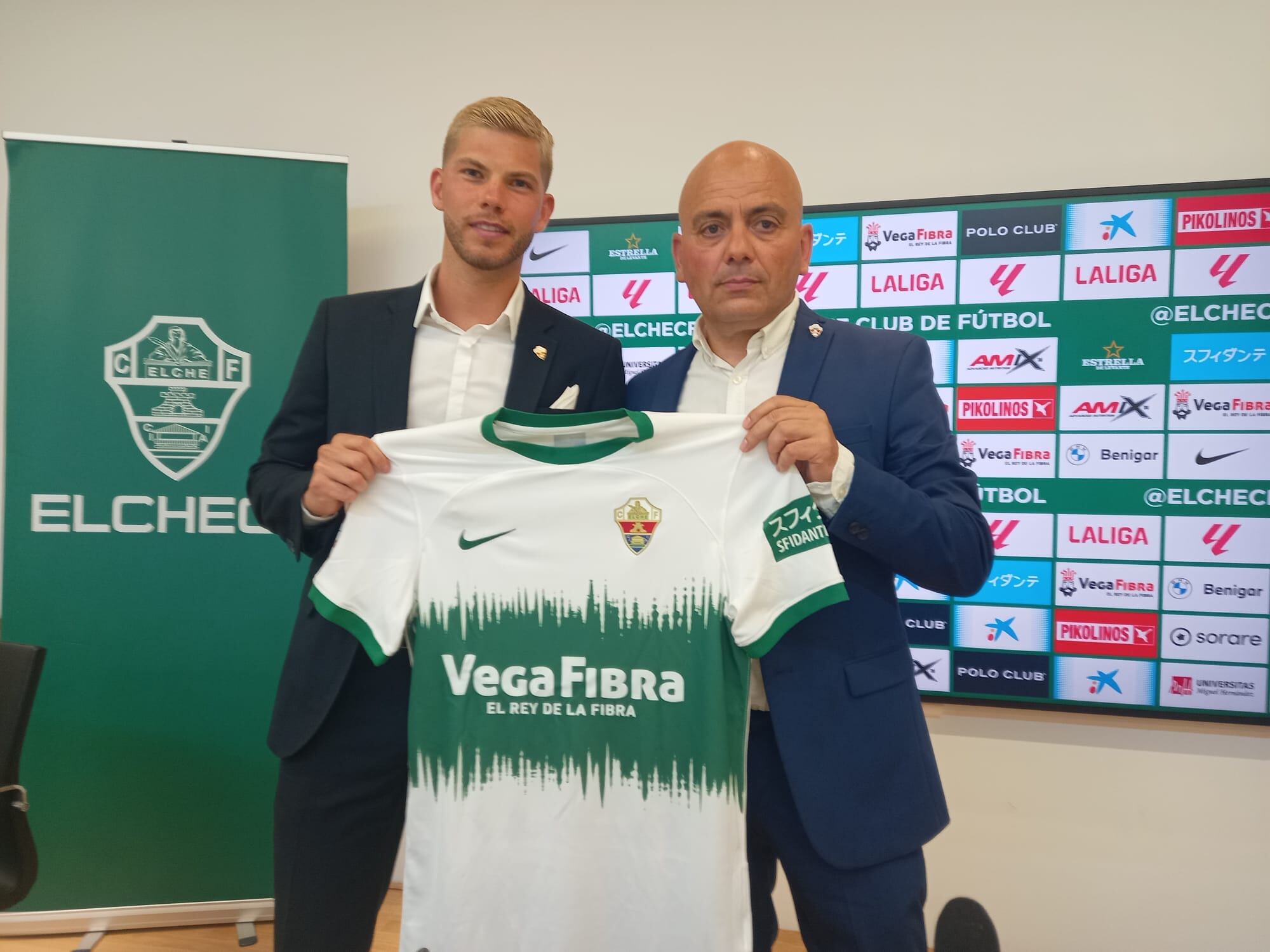 Chema Aragón, a la derecha, junto al director general del Elche, Pedro Schinocca