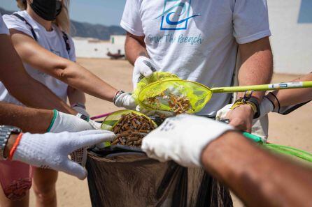 Unos 40 voluntarios han participado en la primera acción medioambiental del proyecto “La Graciosa, Isla Sin Humo”.