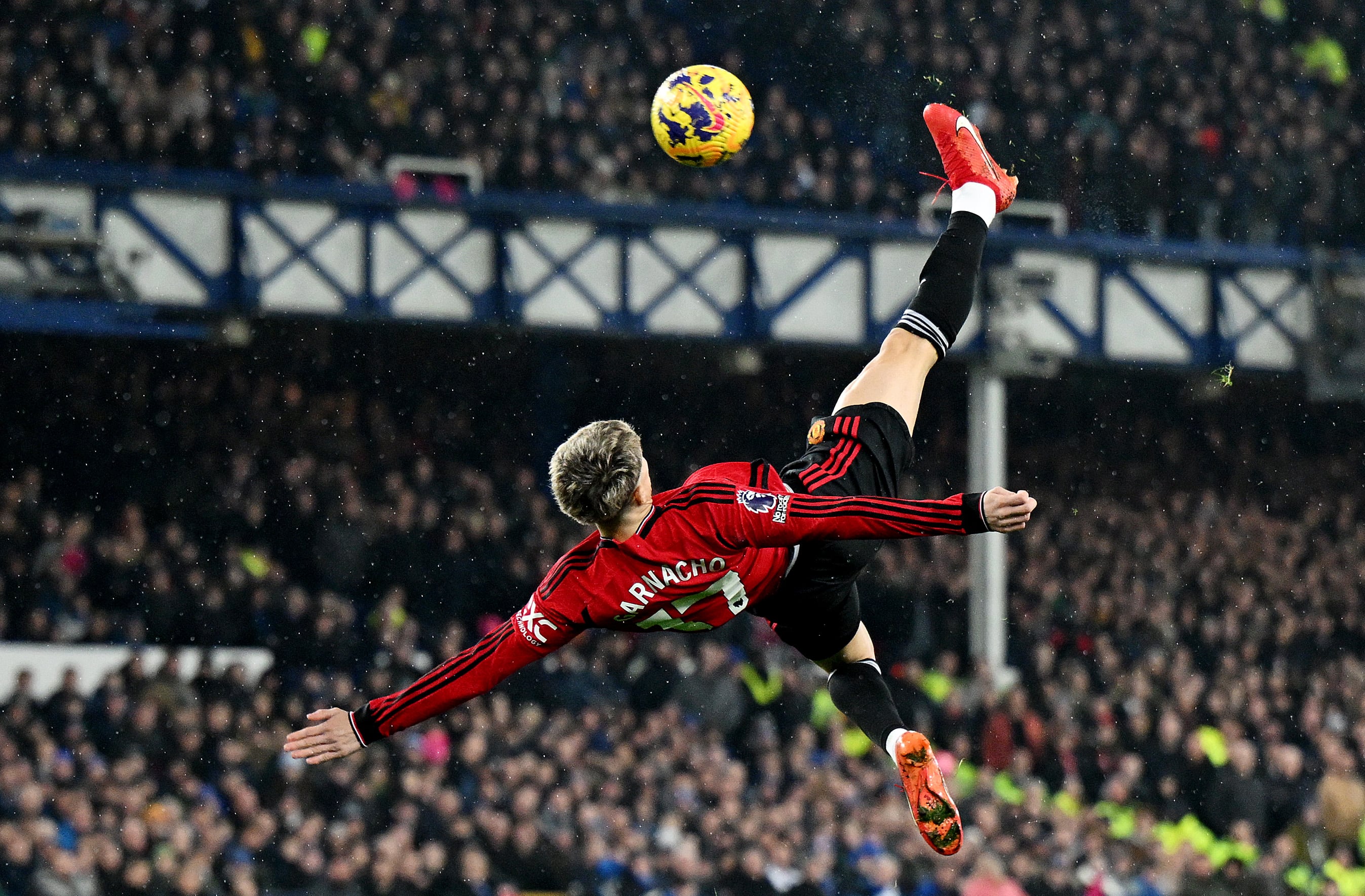 Alejandro Garnacho anota un golazo de chilena con el Manchester United contra el Everton en Goodison Park. (Photo by Shaun Botterill/Getty Images)