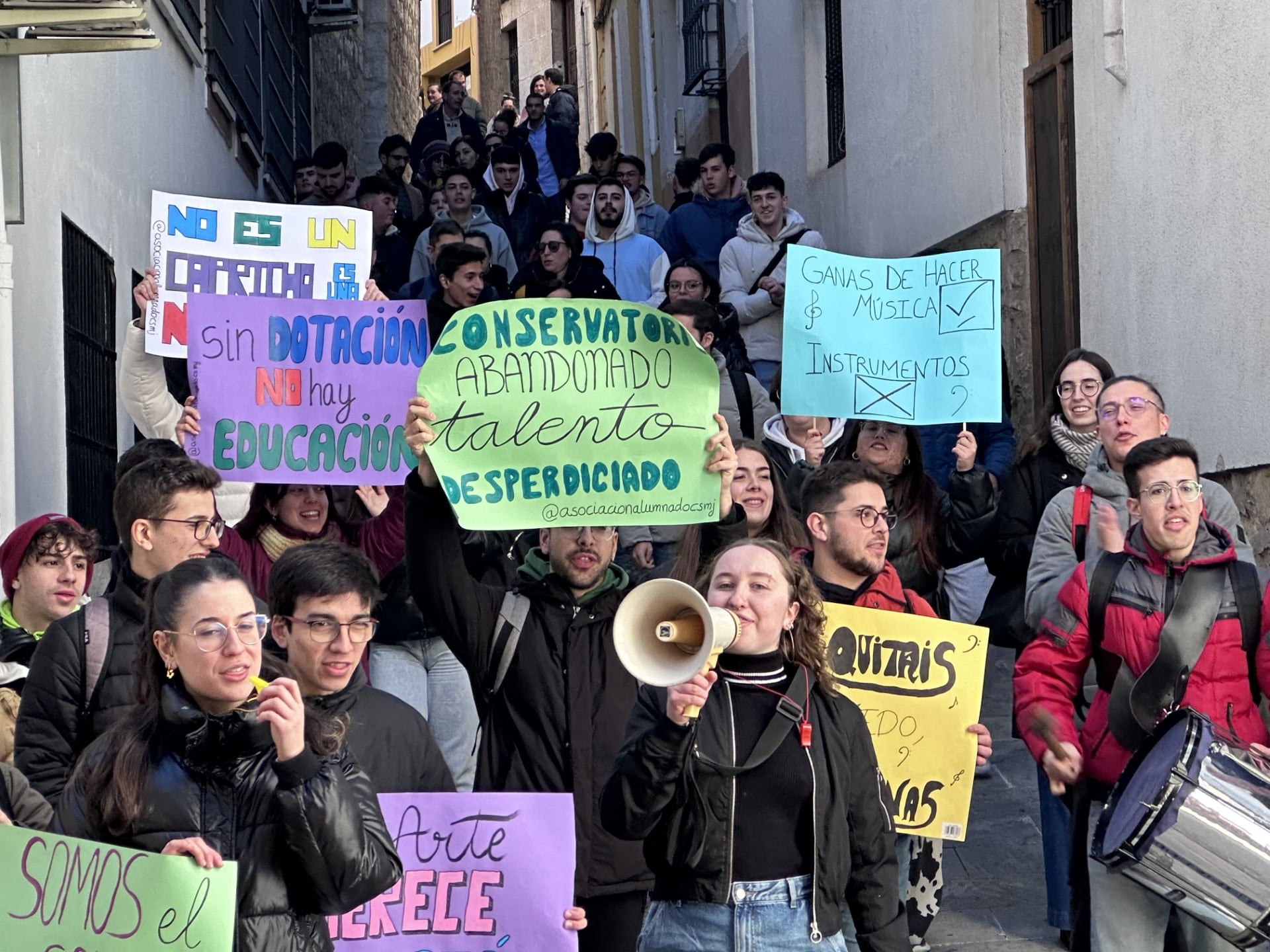 Alumnos del Conservatorio de Jaén se manifiestan por las calles de la capital.