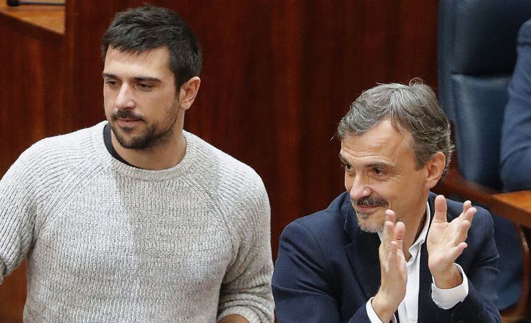 Fotografía de archivo de Ramón Espinar, portavoz de Unidos Podemos en el Senado y diputado autonómico junto a José Manuel López.