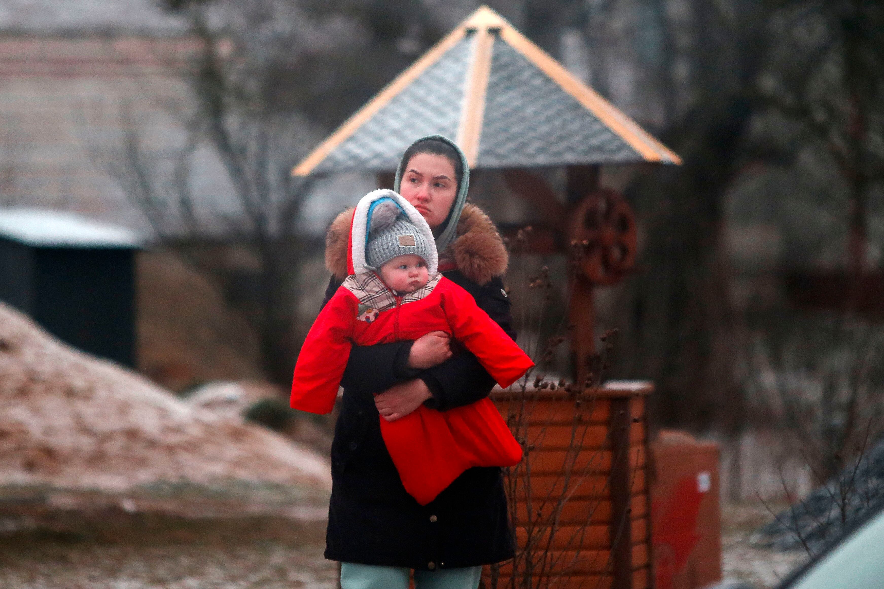 GRAF7440. L&#039;VIV, 28/02/2022.- Una mujer ucraniana y su hijo huyende la guerra de su país por el paso fonterizo de Korczowa. Las delegaciones rusa y ucraniana comenzaron hoy las negociaciones en Pripiat, en la frontera ucraniano-bielorrusa, en las que Kiev intentará lograr un alto el fuego por parte de Rusia tras cinco días de guerra. EFE / Manuel Lorenzo
