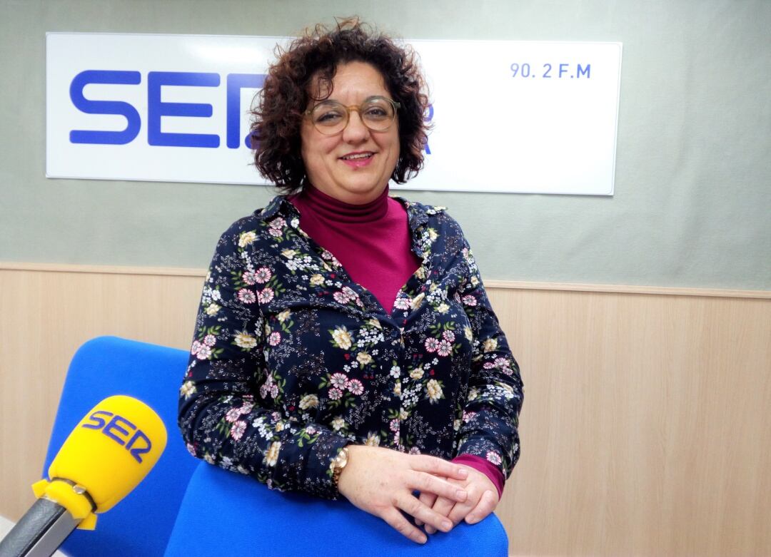 Virtudes Hernández en el estudio de Radio Elda Cadena SER