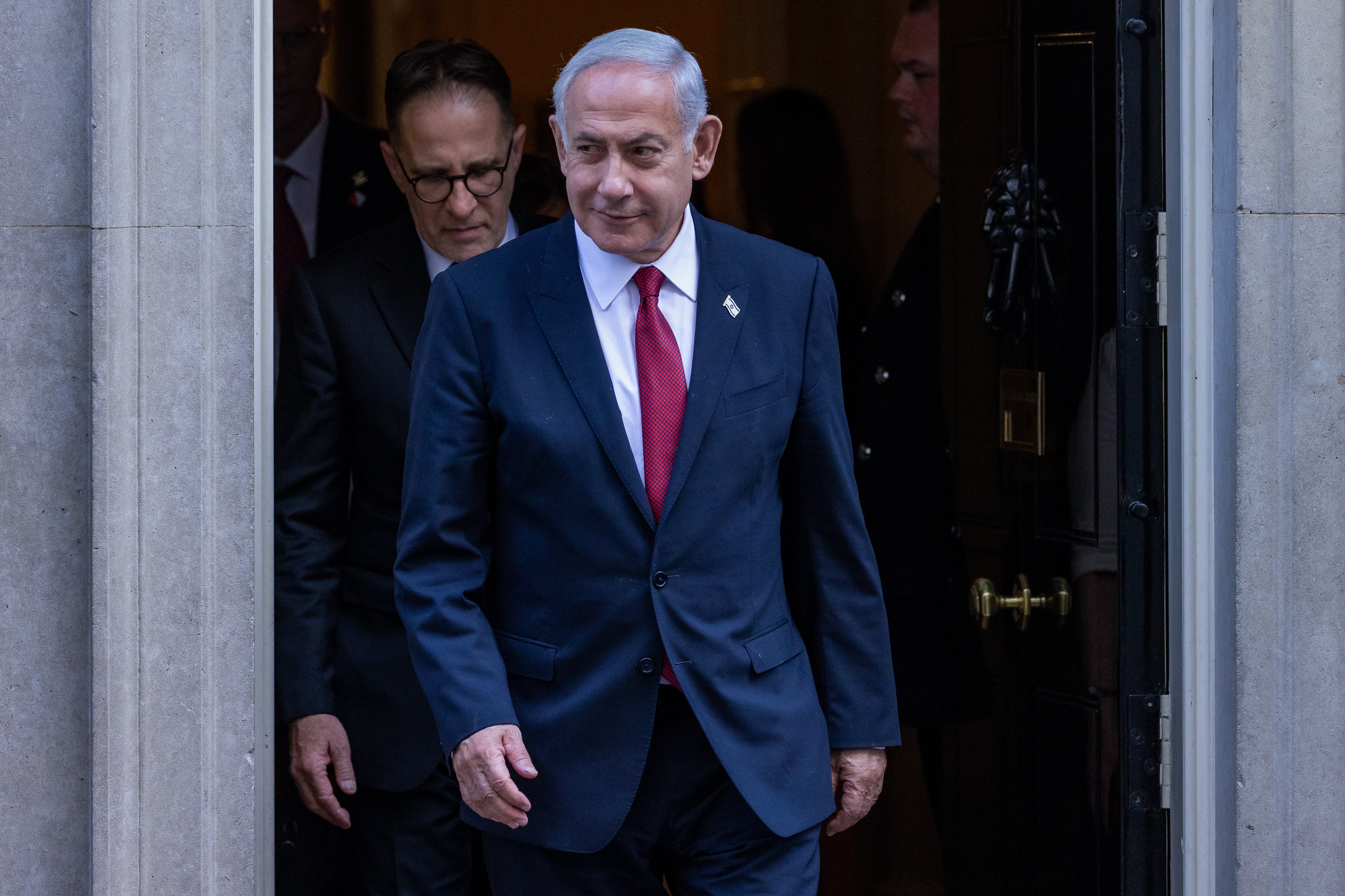 El primer ministro israelí, Benjamín Netanyahu, saliendo del 10 de Downing Street en una de sus visitas a Londres