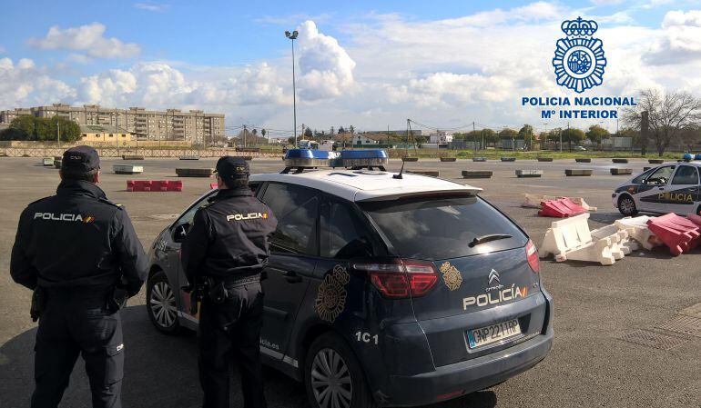 Policías nacionales vigilando la zona del botellódromo en Jerez