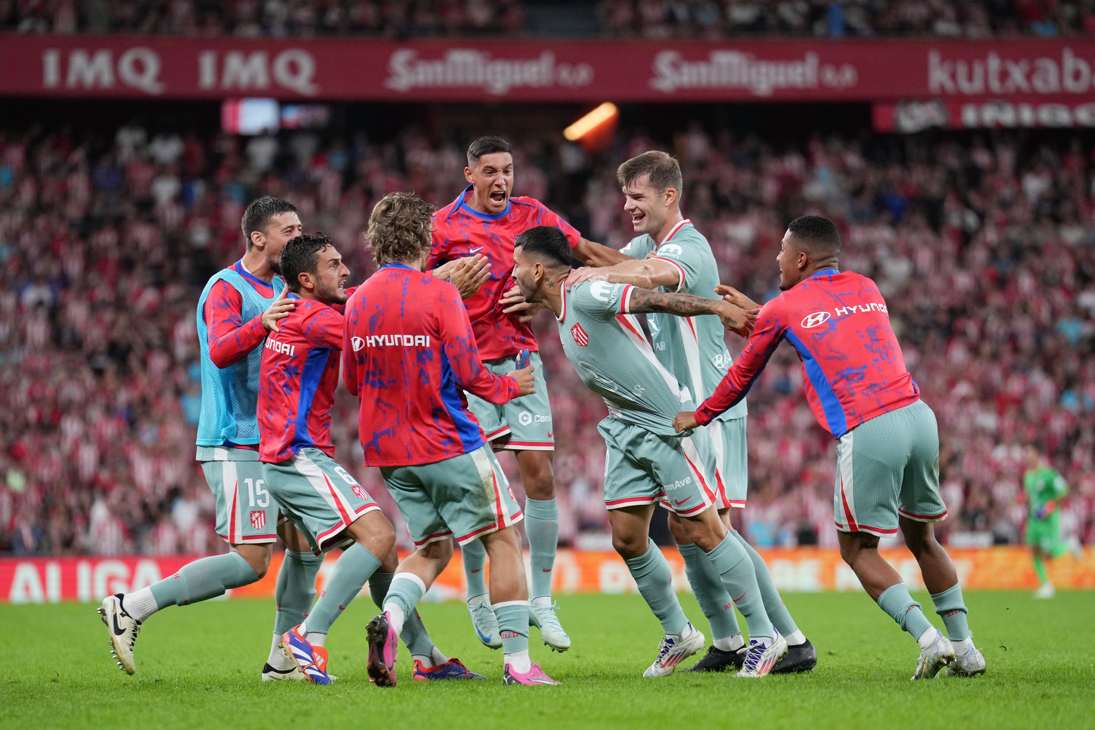 Ángel Correa celebra su gol al Athletic