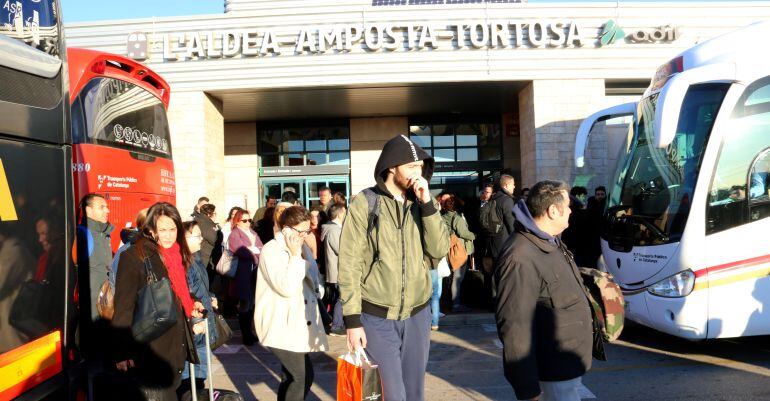 Els usuaris de trens a l&#039;Aldea, agafant l&#039;autobús per fer el trajecte per carretera. 
