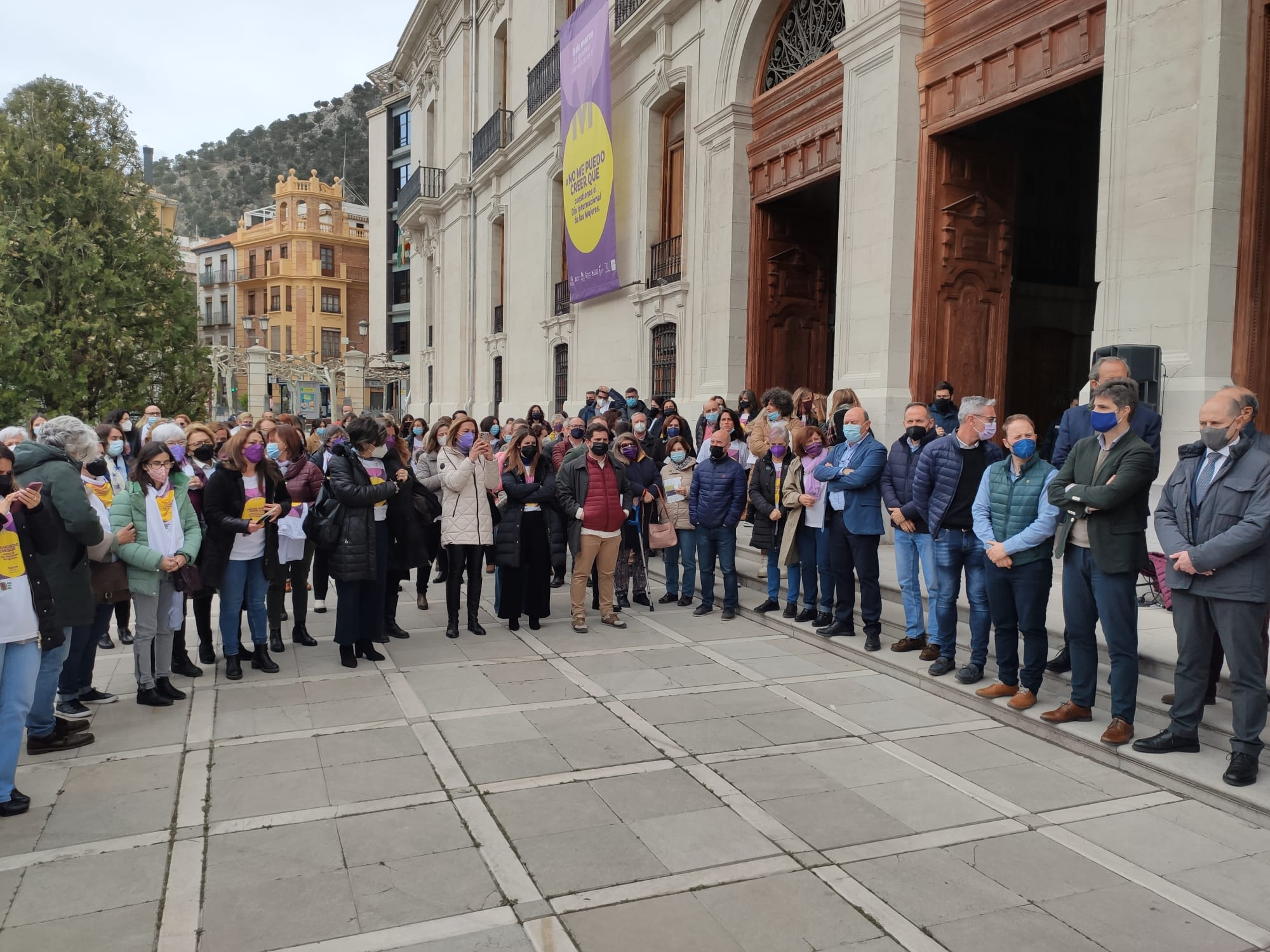 Ciudadanas y ciudadanos jiennenses, así como políticos, durante una concentración por el 8M a las puertas de la Diputación