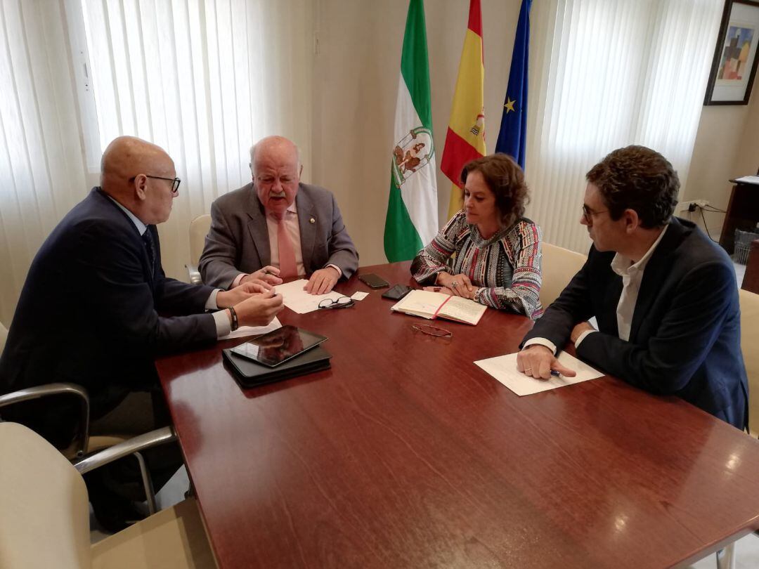 Reunión mantenida esta mañana entre el consejero de Salud y Familias, Jesús Aguirre, y directivos de la Orden Hospitalaria de San Juan de Dios.