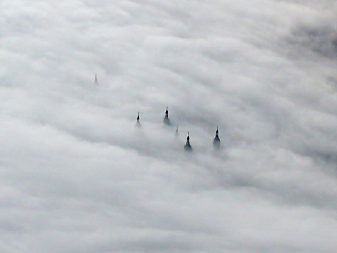 La basílica del Pilar cubierta por la niebla vista desde un helicóptero del 112