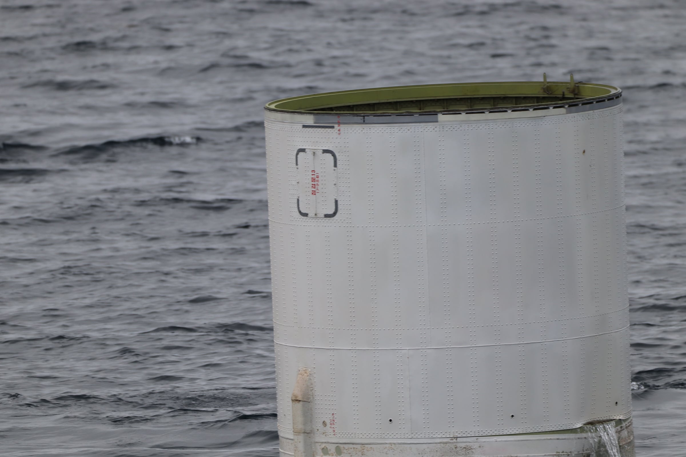 Fragmento del cohete espacial norcoreano que se estrelló en el mar Amarillo a unos 200 kilómetros de la isla de Eochon