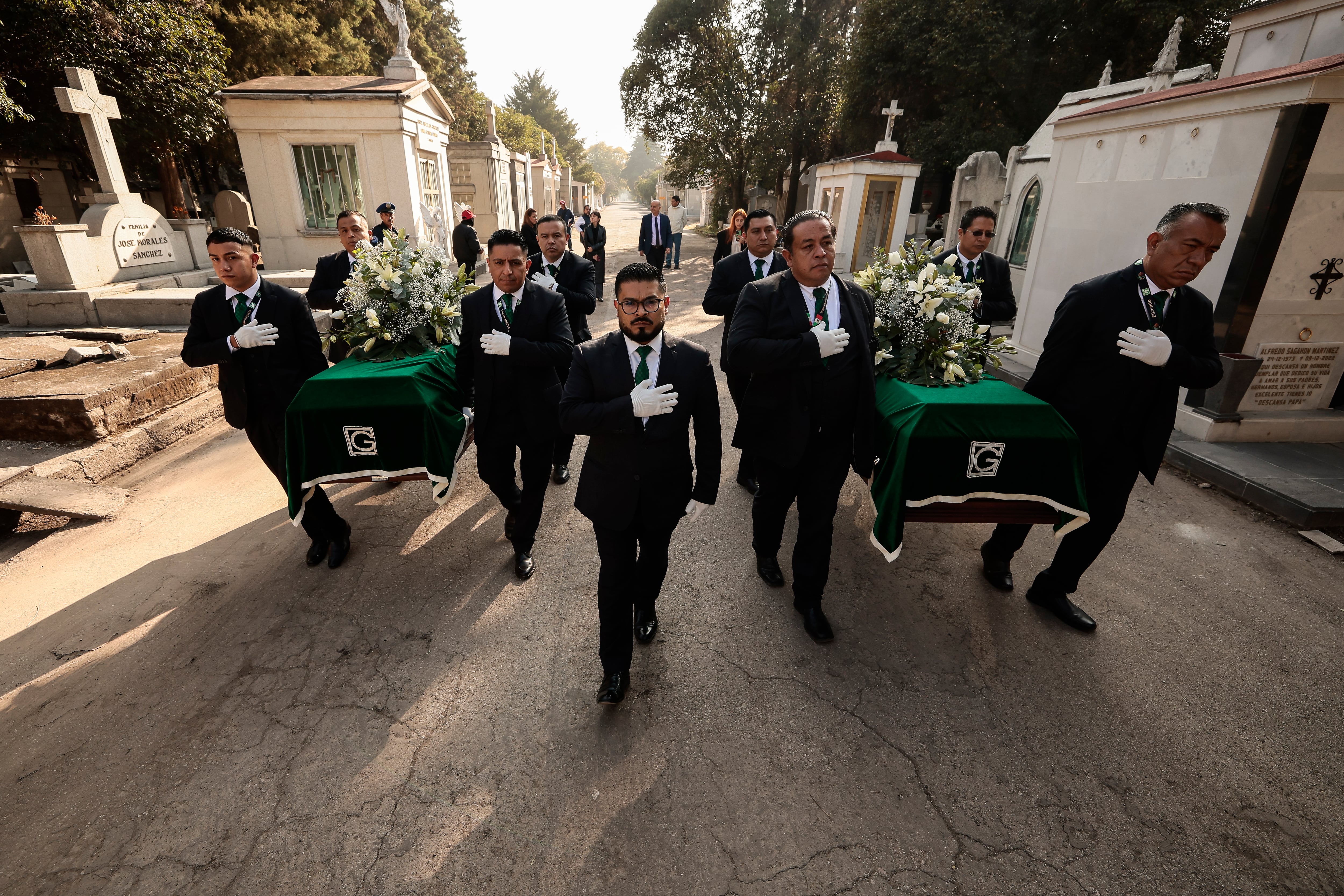 Los restos del humanista español Rafael Altamira y su esposa, Pilar Redondo, son exhumados en el Panteón Español de la Ciudad de México hoy, viernes 6 de diciembre de 2024. EFE/José Méndez