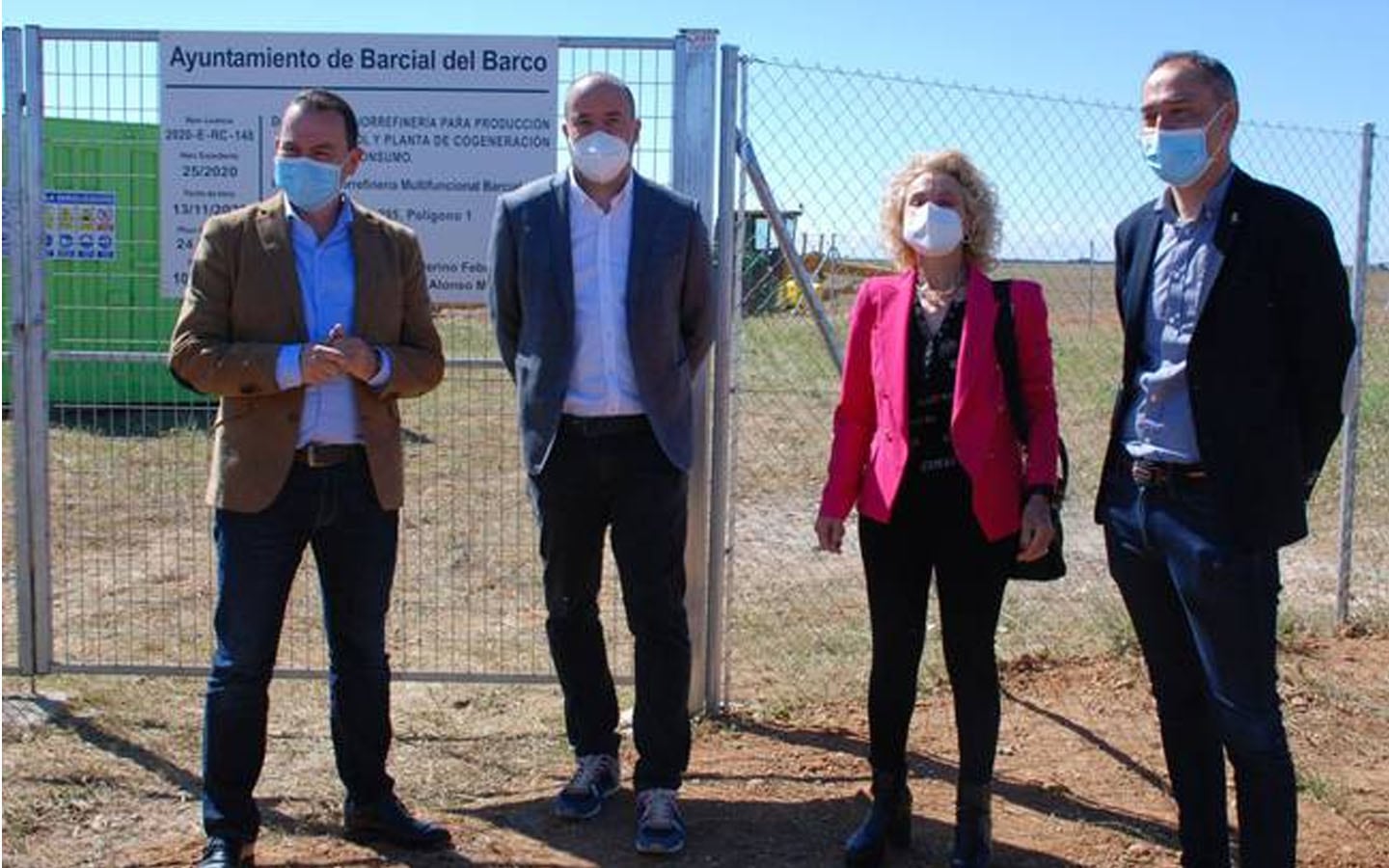 El presidente de la Diputación Provincial, Francisco Requejo, junto a Vicente Merino delante de los terrenos de la biorrefinería en noviembre de 2021