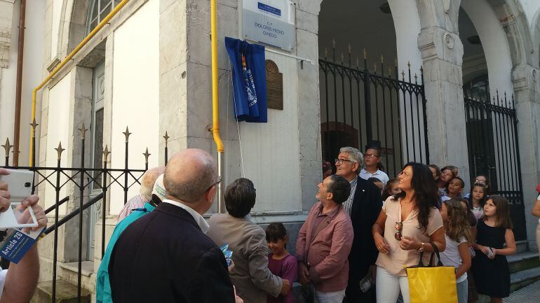 Descubrimiento de la placa correpondiente al Artículo 1 de la Declaración Universal de los Derechos Humanos en la fachada del Colegio Dolores Medio