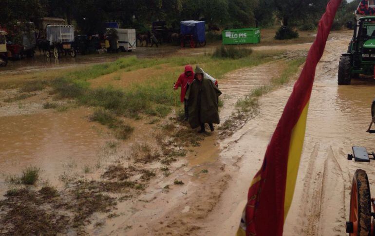 Dos rocieros granadinos en el camino hacia El Rocío este miércoles cerca de Villamanrique de la Condesa(Sevilla)