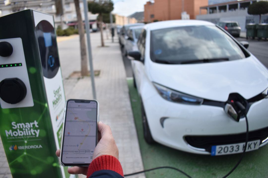 Petrer estrena dos puntos de recarga para vehículos eléctricos