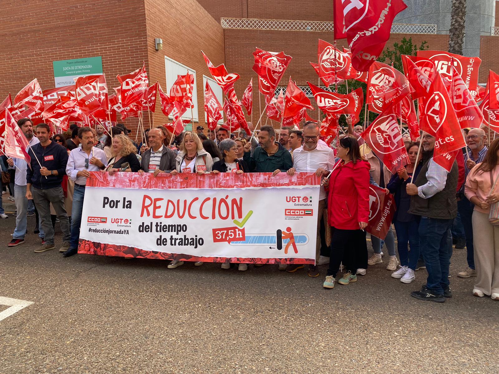 Concentración de Comisiones Obreras y UGT a las puertas de la sede de la patronal en Badajoz