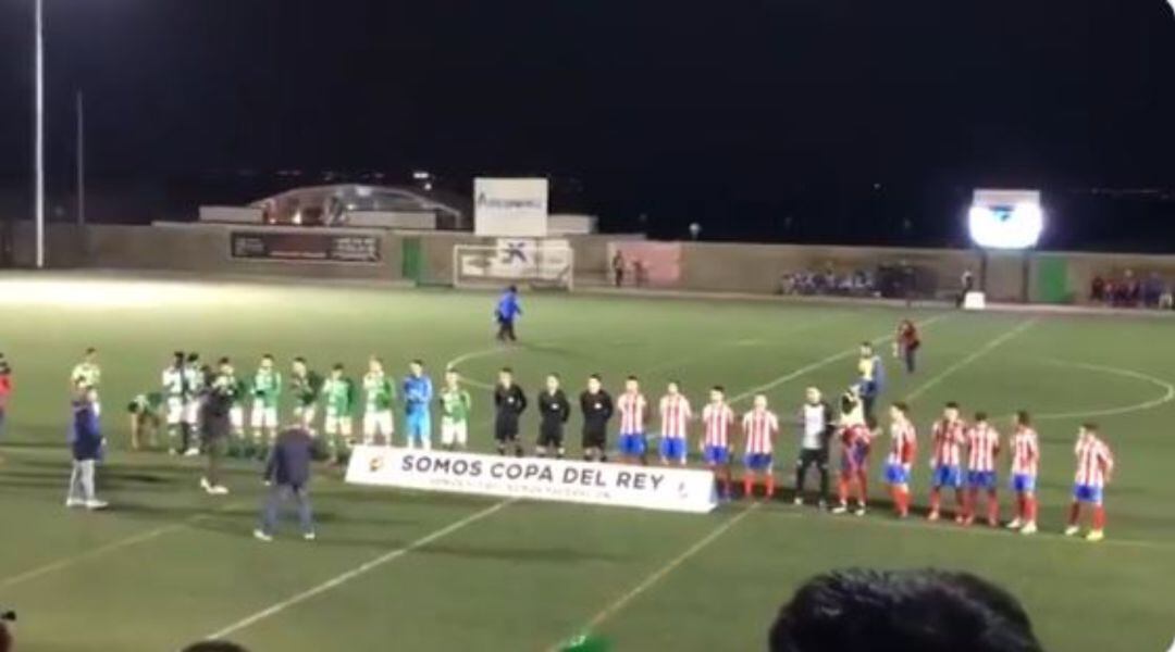 Momento en el que suena el himno con letra franquista. 