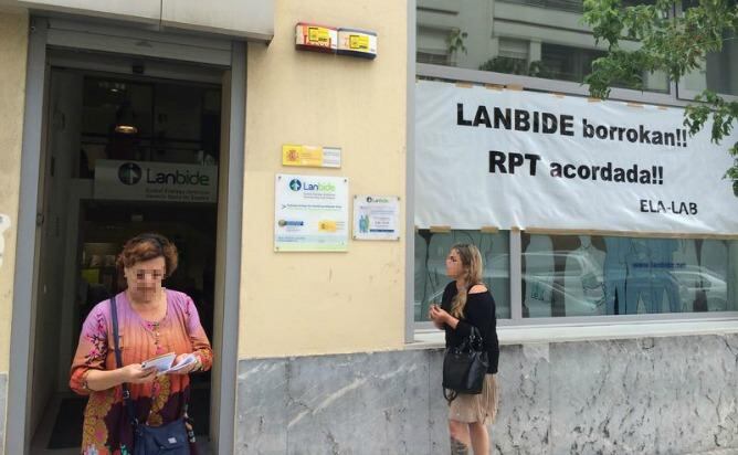 Imagen exterior de la oficina de Lanbide en la calle Marino Tabuyo de Gros