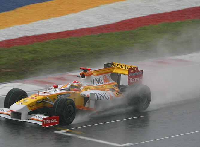 El asturiano, como el resto de pilotos, tuvo muchas dificultades para conducir bajo la intensa lluvia